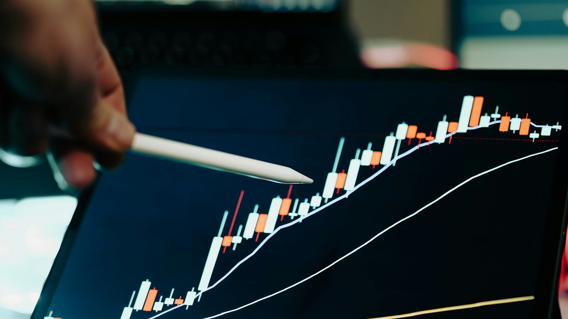 Laptop und Unterlagen zum Thema ETF und regelmäßiges Investieren