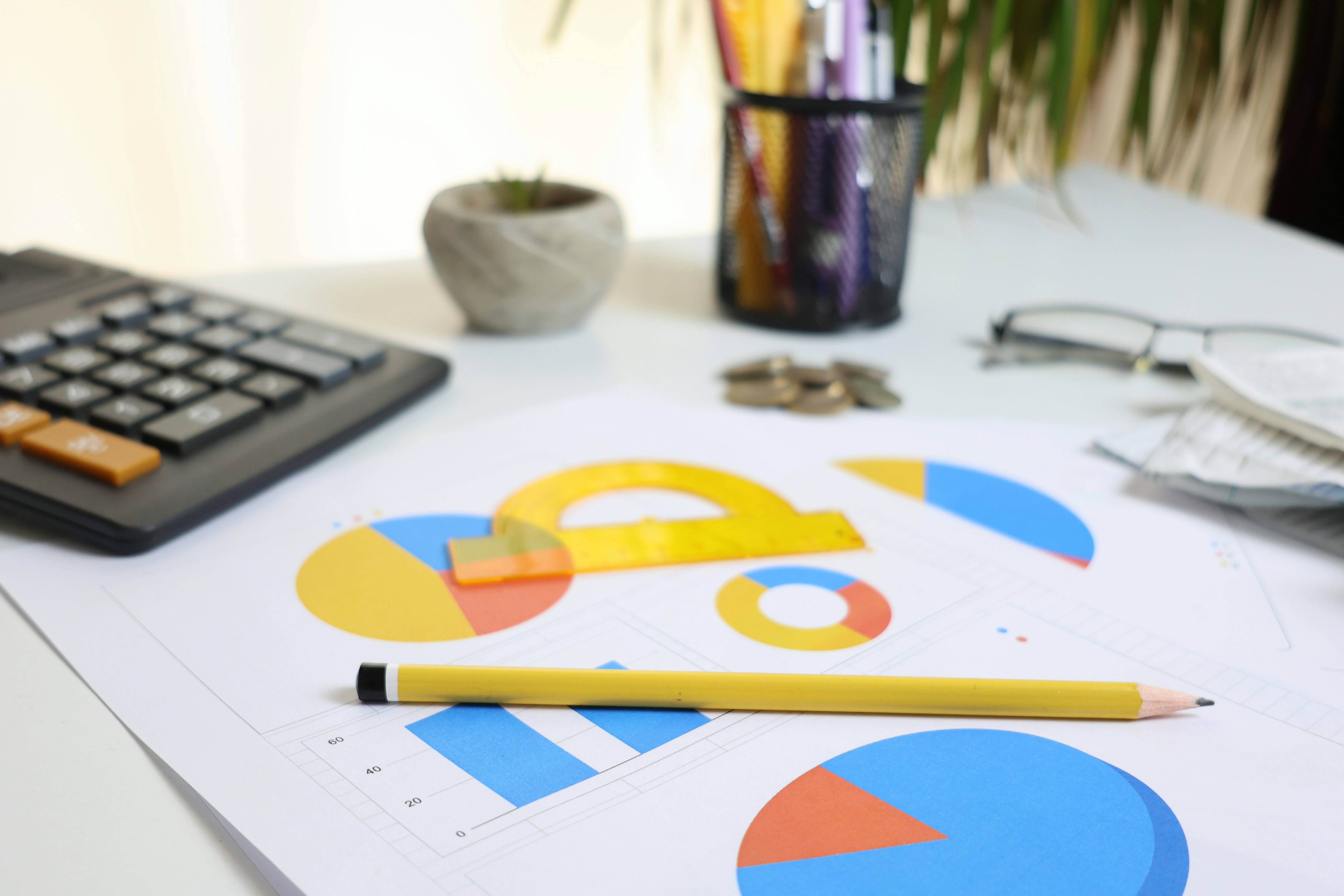 Rechner und Unterlagen zum Thema Sparrate und Notgroschen